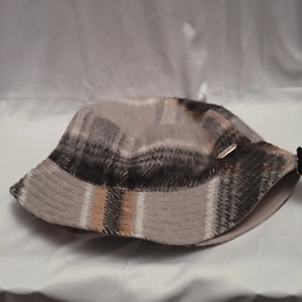 Steve Madden Logo Plate Brushed Bucket Hat OSFM Off white Gray Tan Plaid